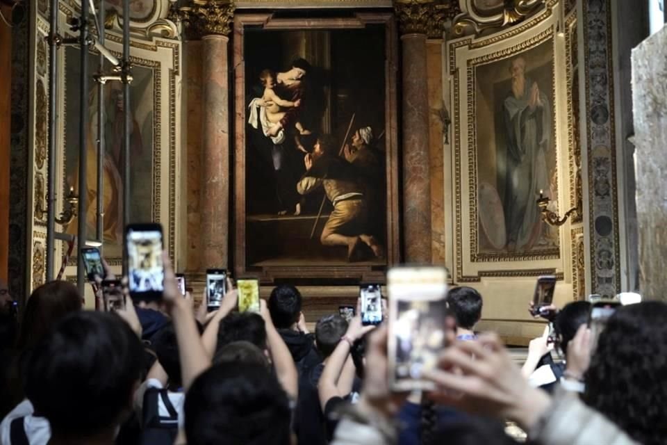 Visitantes admiran 'La madonna de los Peregrinos', de Caravaggio, en la Basílica de San Agustín, en Roma.