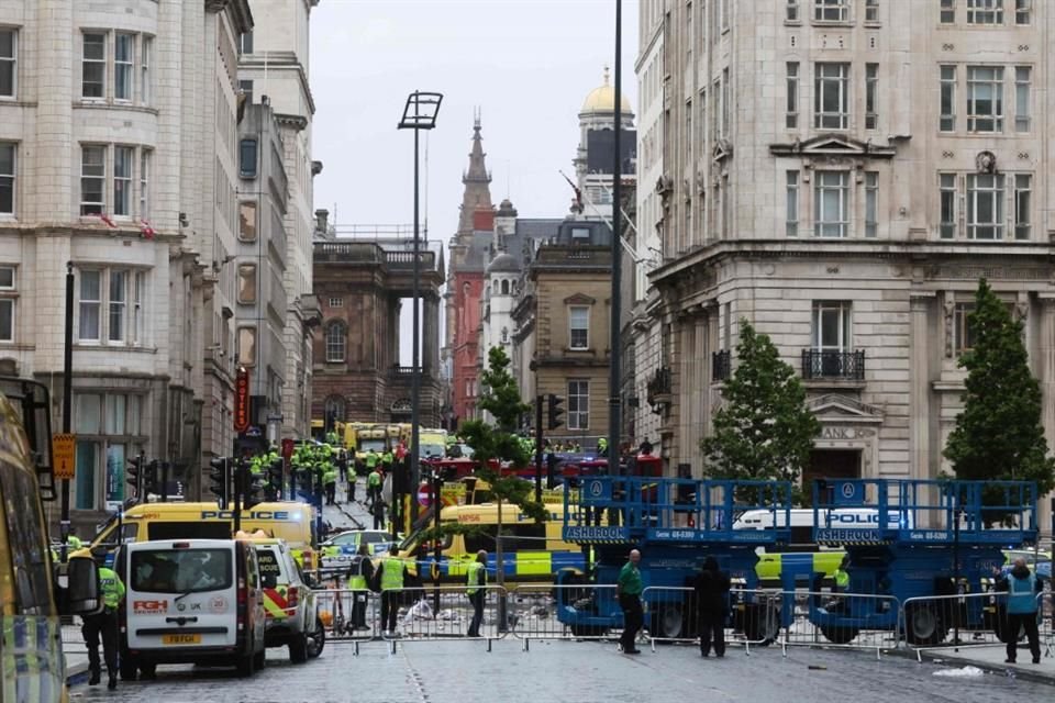 Tras atropellamiento masivo a aficionados de Liverpool, autoridades confirmaron que hay 47 personas heridas, de las cuales 2 están graves.