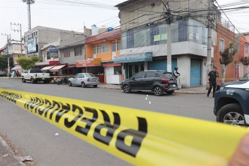 Un presunto delincuente fue atacado por un civil luego de que asaltar una tienda metros atrás.