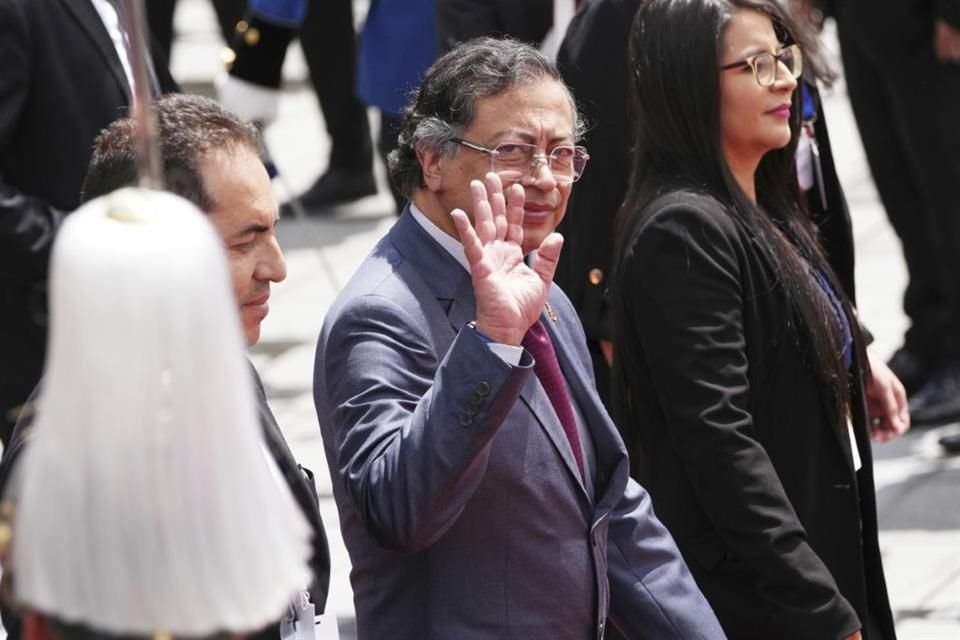 El presidente de Colombia, Gustavo Petro, sale de la Asamblea en Quito el 24 de mayo.