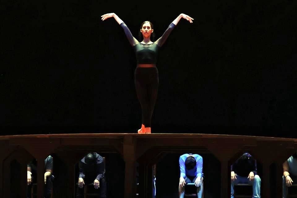 Elisa Carrillo durante el ensayo de 'Bolero', el demandante ballet de Maurice Béjart que interpretará este martes en el Auditorio Nacional.
