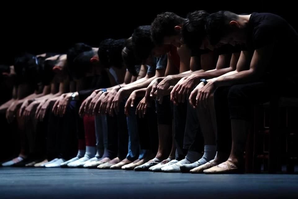 En 'Bolero', Elisa baila sobre una mesa, rodeada de 40 bailarines. La pieza forma parte de la Gala Elisa Carrillo y Amigos.