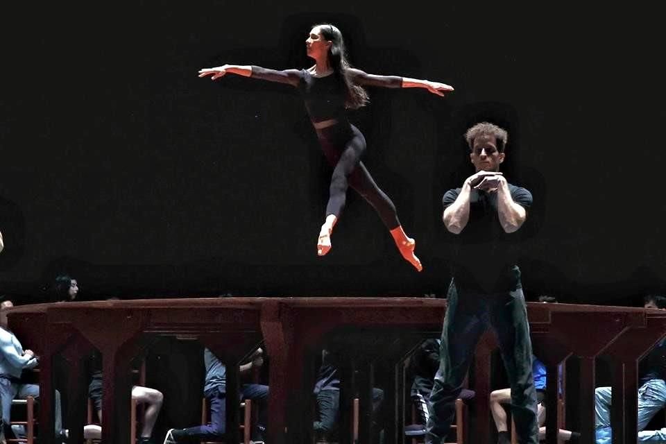 La bailarina mexicana Elisa Carrillo consiguió los derechos de la obra de Béjart, convirtiéndose en la primera latinoamericana en bailar 'Bolero'.