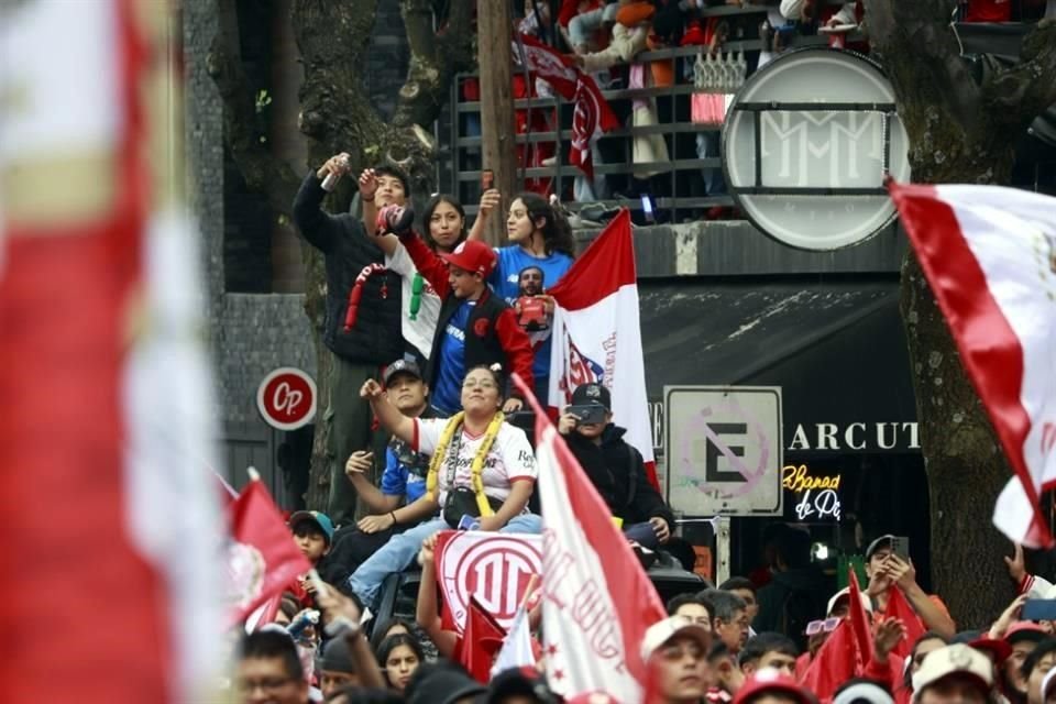 Cualquier lugar fue aprovechado para tener la mejor vista y ver pasar a sus ídolos en el autobús descapotable.