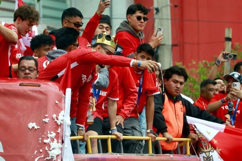 Vega no perdió oportunidad de corresponder al apoyo y hasta se atrevió a compartir su bebida.