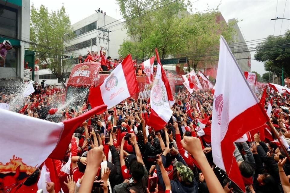 Los seguidores agradecieron a su equipo por el campeonato.