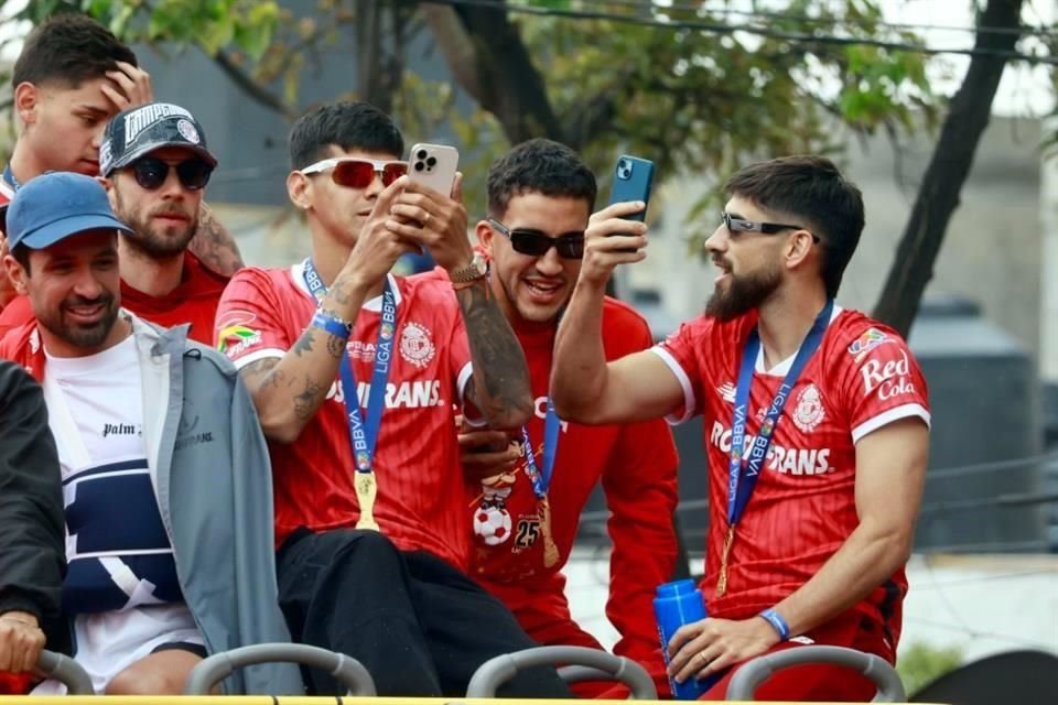 Elementos de los Diablos Rojos sacaron sus teléfonos móviles para guardar un momento inolvidable.