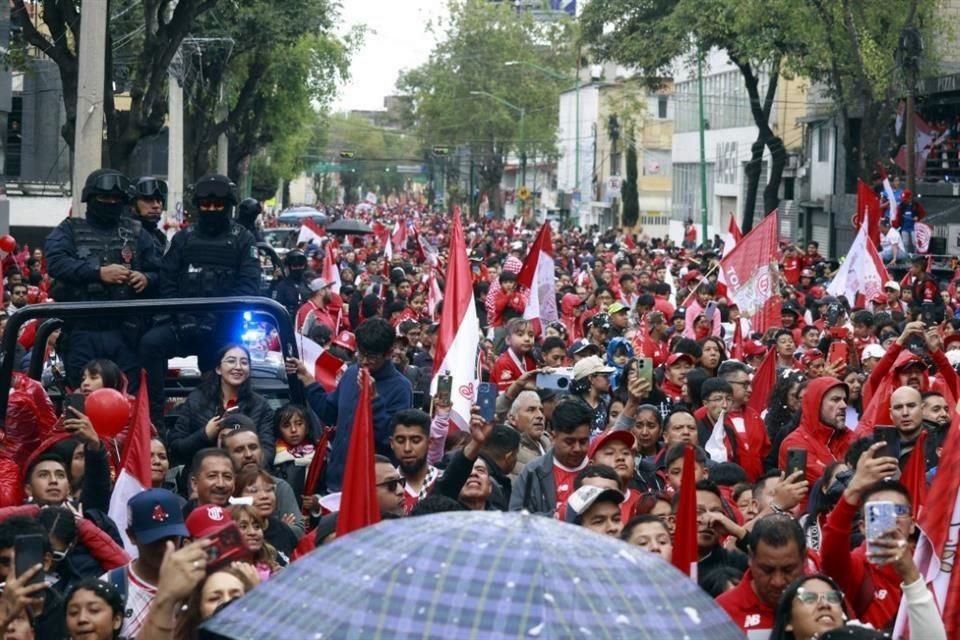 Miles de aficionados se olvidaron de sus respectivas obligaciones para ver pasar a su equipo campeón.
