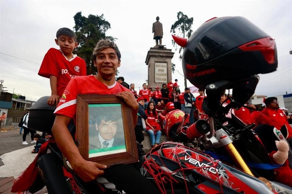 Este hincha llevó un retrato de su abuelo para que no se pierda el festejo de escarlata.