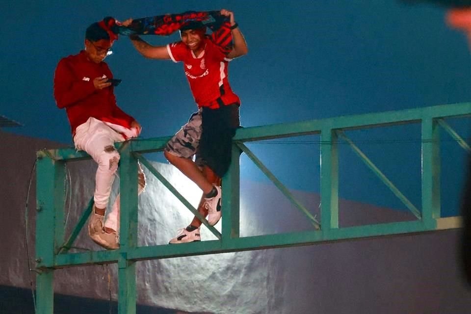 Este par de aficionados no les importó arriesgar la vida... querían tener la mejor vista del festejo.