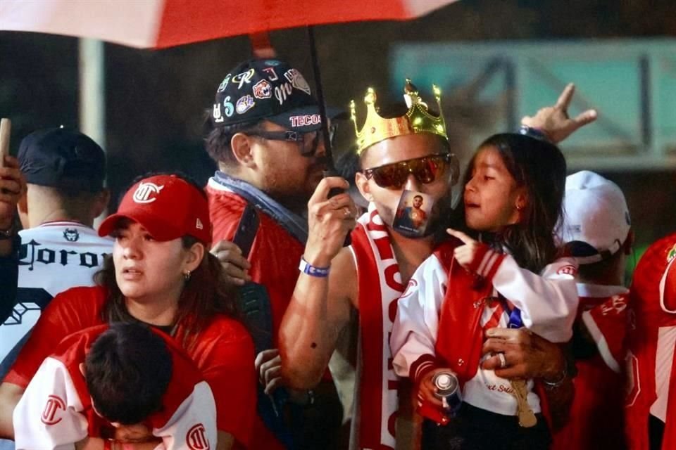 El delantero Vega en pleno festejo, al lado de su familia.