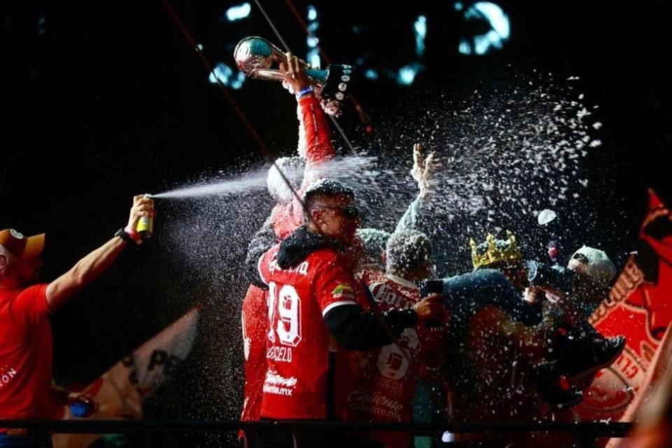 El festejo subió de toco cuando en el escenario apareció la banda argentina Yerba Brava.
