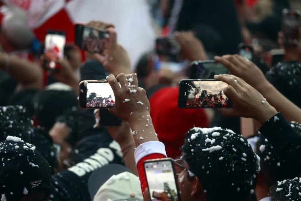 Los hinchas recurrieron a sus móviles para grabar este inolvidable festejo.