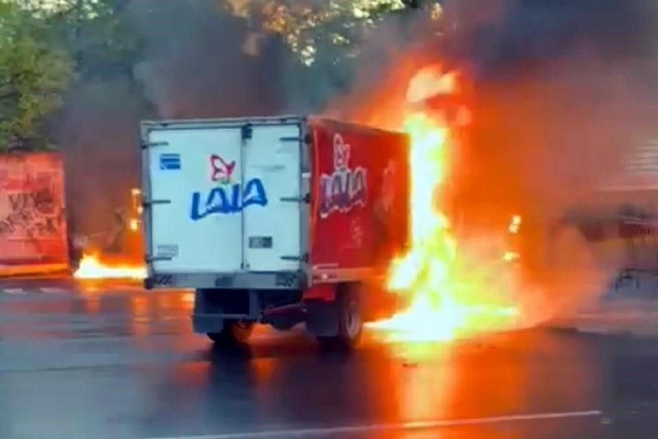 Comuneros de Arantepacua, en Nahuatzen, Michoacán, quemaron vehículos y realizaron bloqueos en Morelia; acusan incumplimiento de obras.