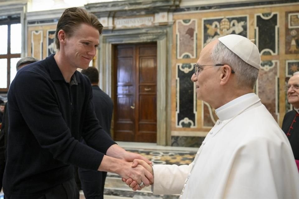 Scott McTominay saludó al Pontífice.