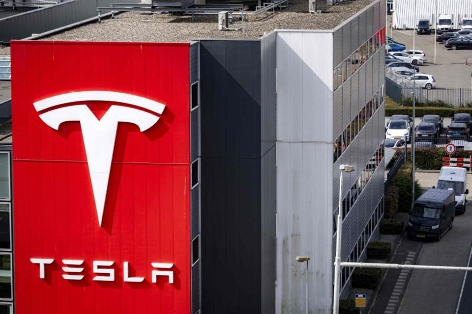 La salida de Afshar se produce después de caídas interanuales consecutivas en las ventas de automóviles en los mercados clave de Tesla.