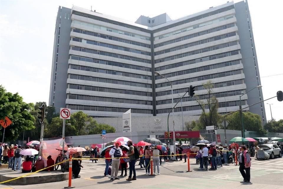 Integrantes de la CNTE afuera de las oficinas de Pensionissste.