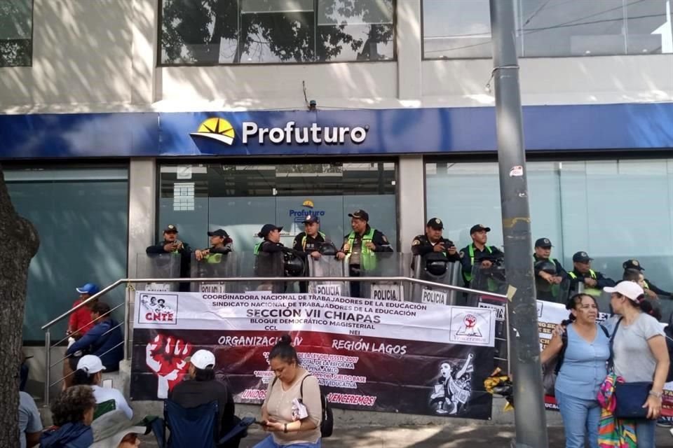 Docentes disidentes afuera de las oficinas de Profuturo en la Alcaldía Gustavo A. Madero.