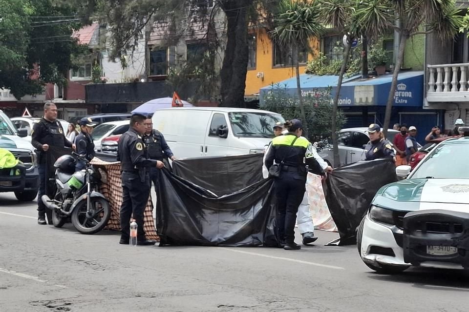 Según reportes preliminares, la pareja fue embestida mientras circulaba por Eje 5 Sur Santa María la Purísima, a la altura de Calle Revisores. 