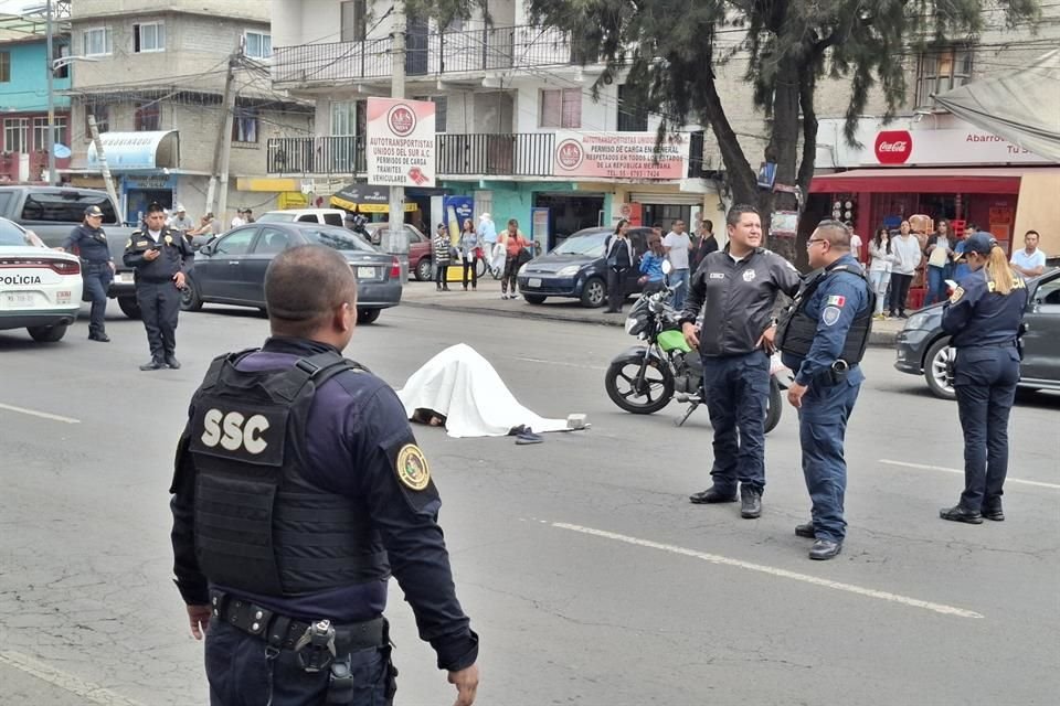 La víctima, de entre 25 y 30 años, viajaba como acompañante y el vehículo era conducida por un hombre, quien resultó herido y fue trasladado al Ministerio Público. 