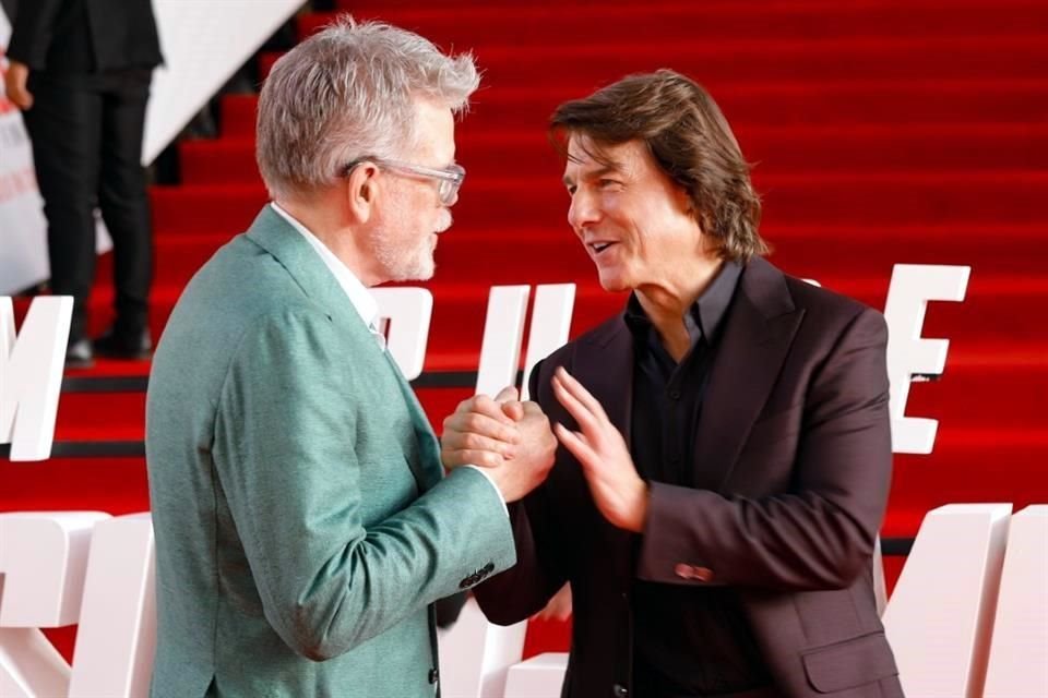 El director Christopher McQuarrie y el actor Tom Cruise en CDMX