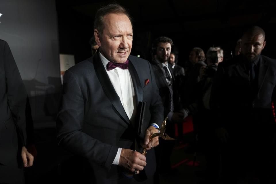 El elenco reúne a figuras como el propio Spacey, junto a Dolph Lundgren, Tyrese Gibson y Brianna Hildebrand.