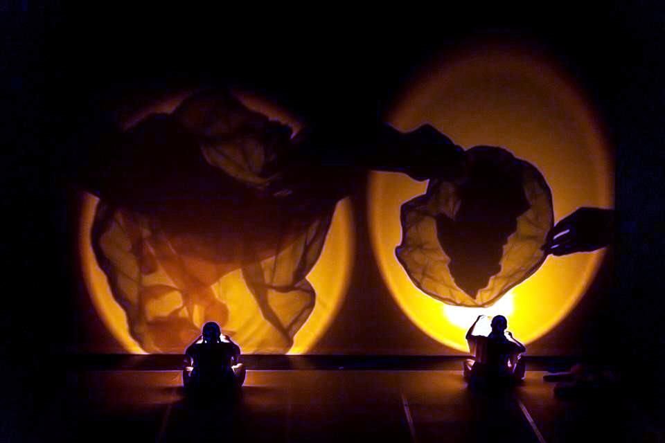 'Ombligo', obra de la compañía Caracoles Danza Teatro de San Luis Potosí que se presentará en el encuentro, explora el vínculo madre-hijo a través de luces.