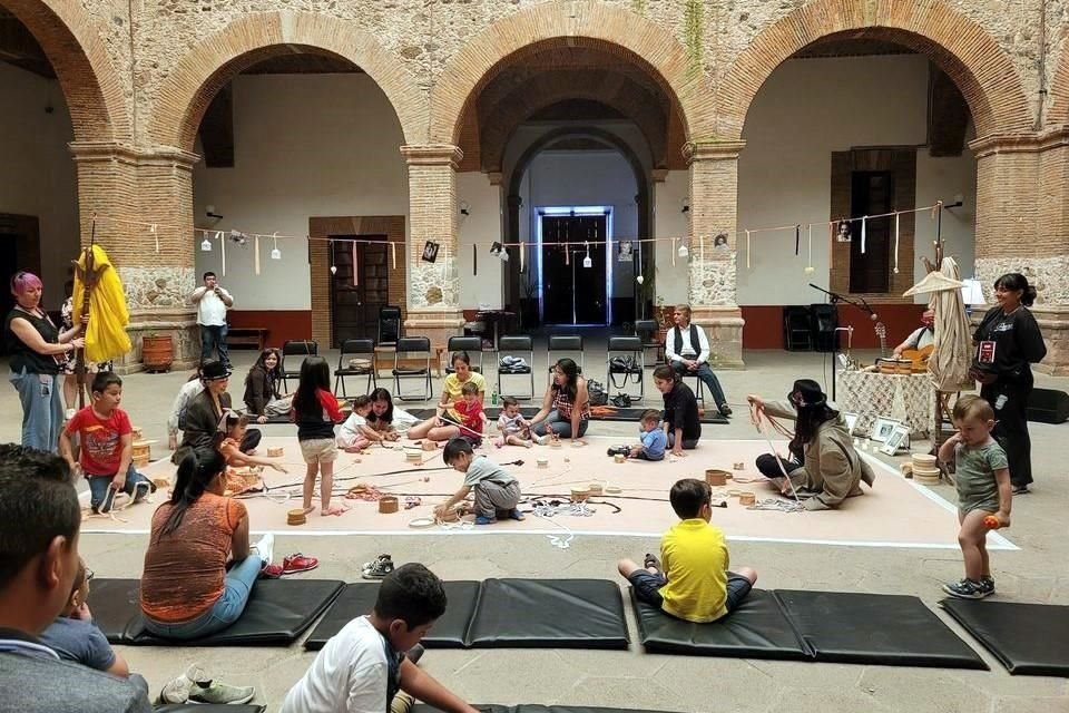 Desde Guadalajara, la agrupación A la Deriva traerá al Festival de Teatro para Bebés de La Titería el proyecto 'Me importas tú, boleros para abrazar', que fusiona música y movimiento.