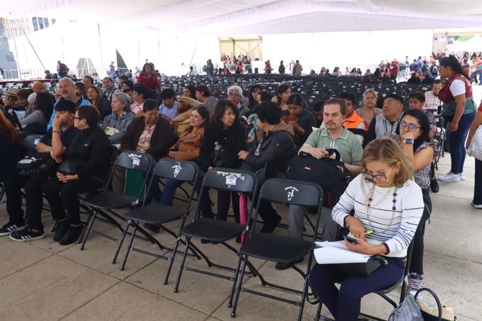 Los asistentes fueron sometidos a una revisión de mochilas antes de ingresar a las audiencias.