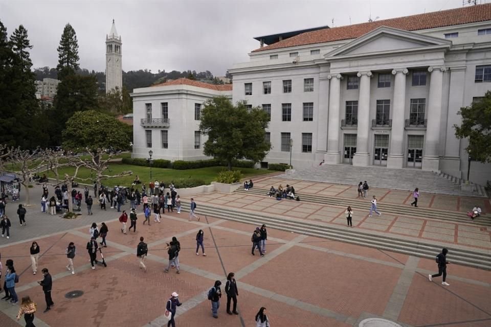 Estudiantes caminan por la Universidad de California, en Berkeley, el 29 de marzo del 2022.