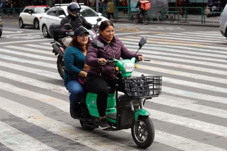 De acuerdo con el proyecto presentado hoy, se prevé que los conductores de vehículos motorizados en cualquiera de sus modalidades porten licencia para conducir.