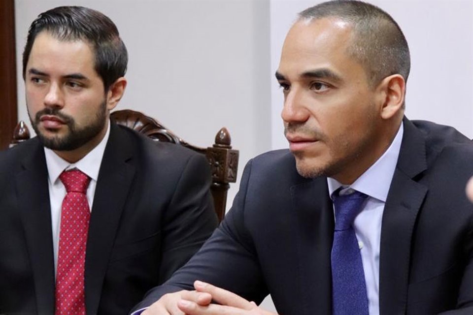 Javier Lozano Salazar (izq.), coordinador de la Dirección General de Crédito y Cobranzas de la Tesorería Estatal, y Carlos Contreras Segovia, Subsecretario de Administración Tributaria de NL. 