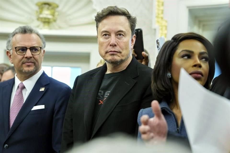 Elon Musk dijo que estaba 'decepcionado' por la ley fiscal de Donald Trump que incluye recortes de impuestos y mayor control de migración.