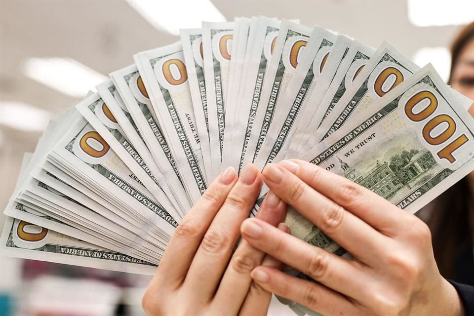 El tipo de cambio cerró en 19.02 pesos por dólar el martes.