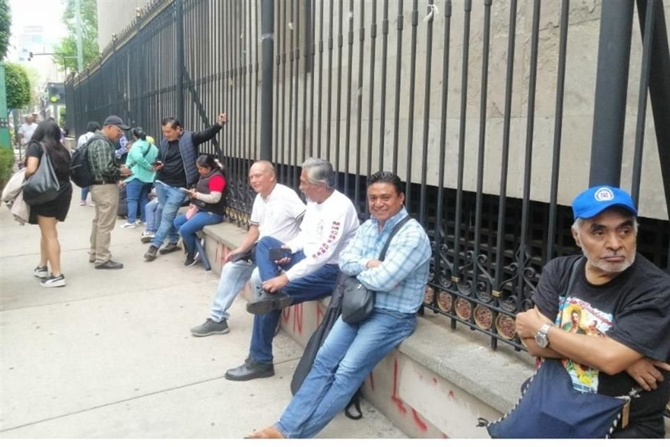 Maestros en espera de ingresar a la reunión en la Segob.