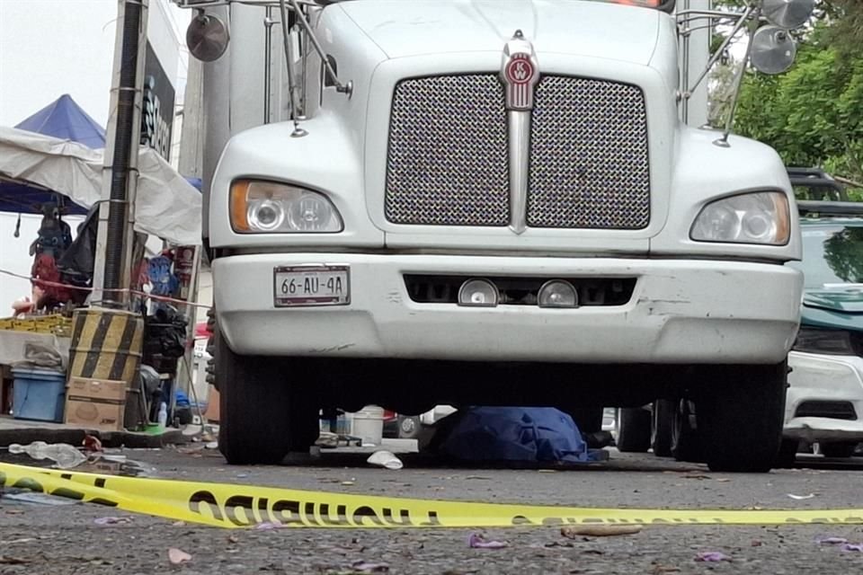 El individuo trabajaba como cargador de una empresa de transporte y se desvaneció junto a uno de los camiones que integran la flotilla.