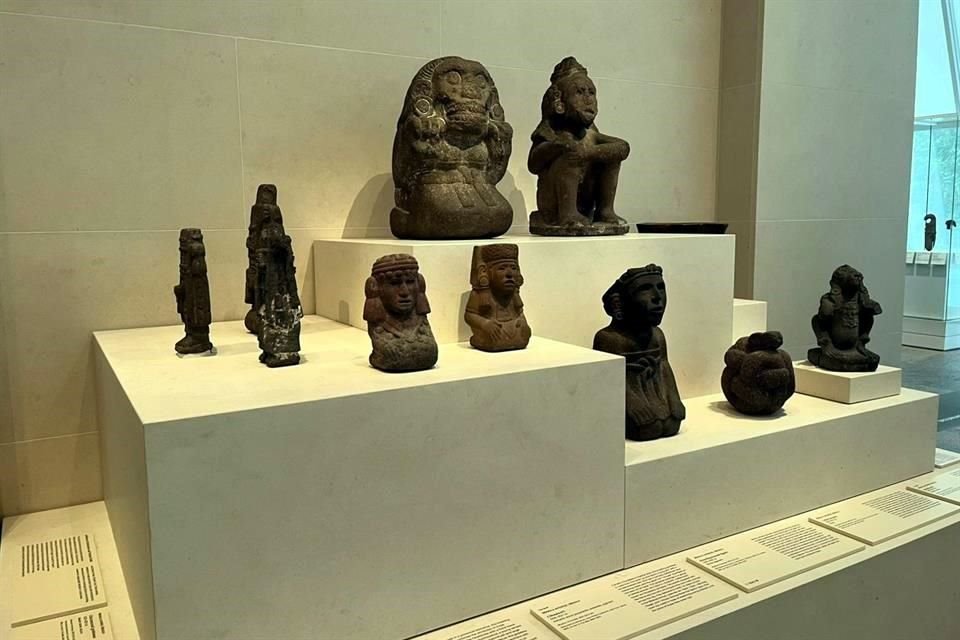 Unas 700 piezas, elaboradas en piedra, madera, cerámica, metal, jadeíta y concha, entre otros, trazan una línea de tiempo que va del año mil 200 a.C., al comienzo del siglo 16.