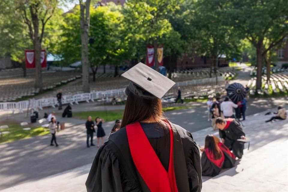 Estudiantes y profesores se reúnen en el Harvard Yard, el 28 de mayo del 2025.