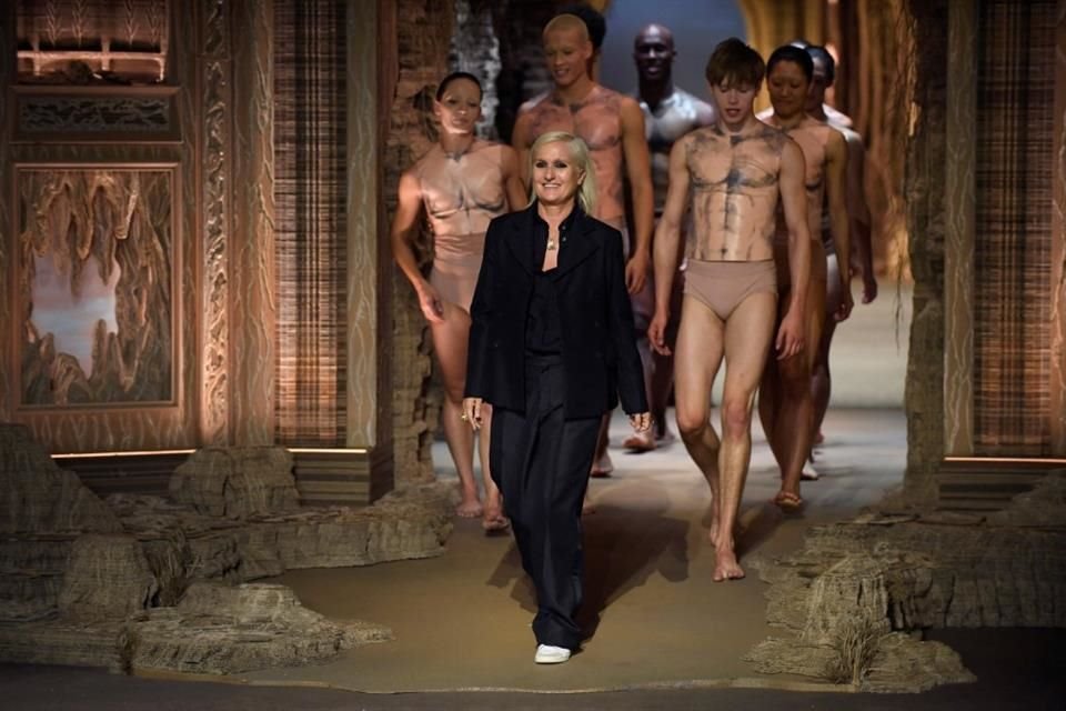 Chiuri, de 60 años, asumió el puesto en 2016 y desde entonces redefinió la identidad de la mujer Dior, fusionando tradición y activismo.