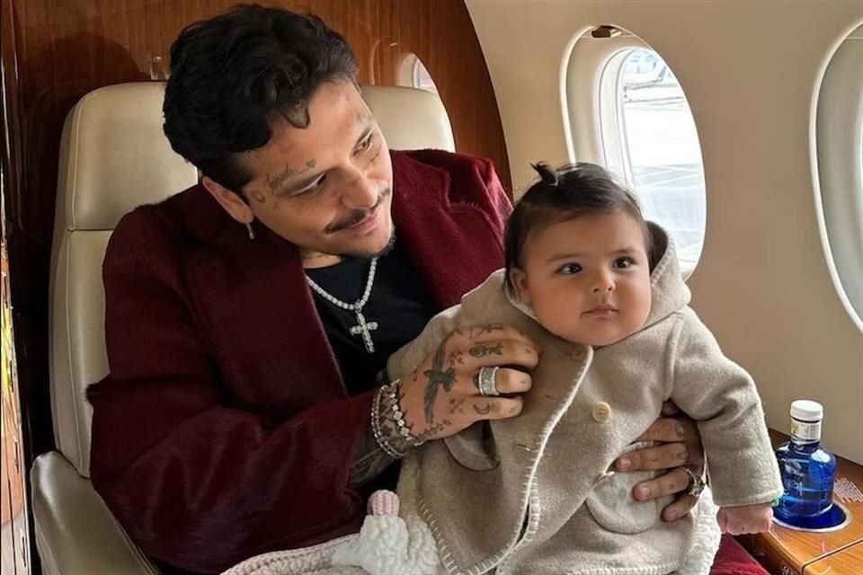 El sonorense fue captado en la Ciudad de México mientras salía de un inmueble cargando a la pequeña en brazos, acompañado por un equipo de seguridad.