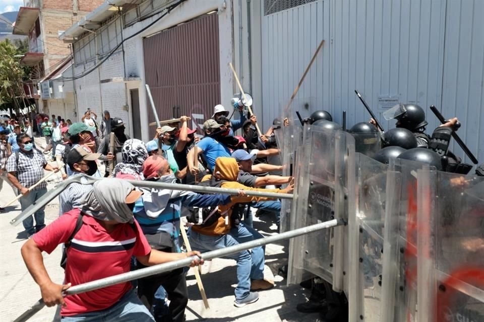Maestros y guardias se confrontaron afuera de las oficinas del INE.