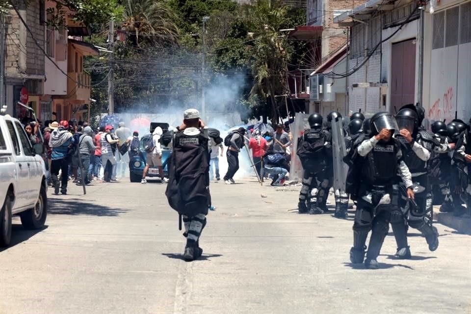 Los elementos de la GN lanzaron gas lacrimógeno a los manifestantes.