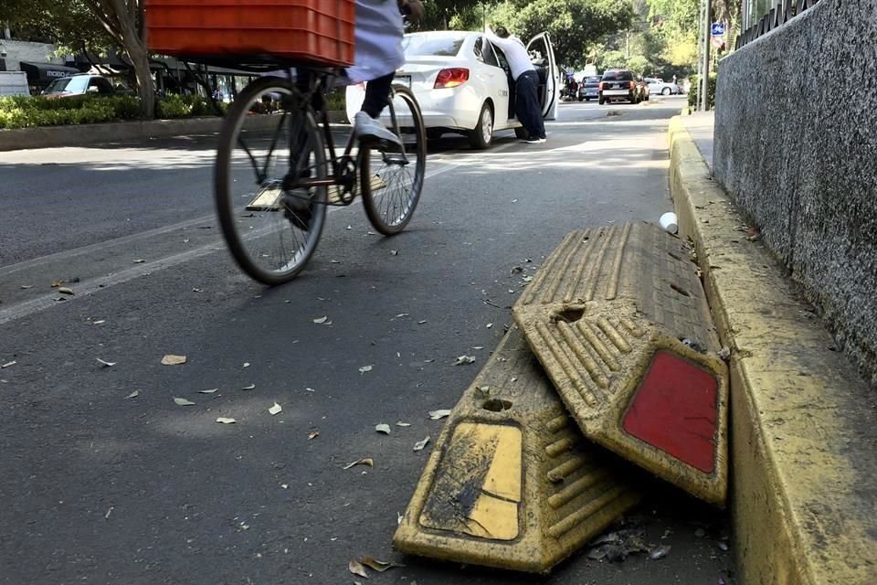 Bolardos zafados en la Avenida Horacio.