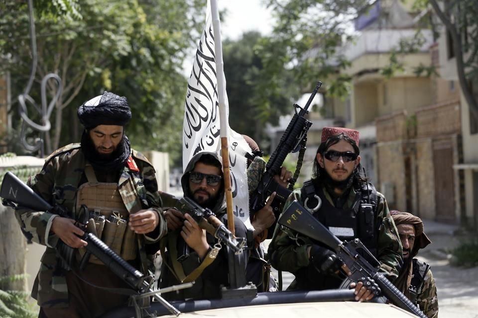 Miembros del Talibán patrullan las calles de Kabul.