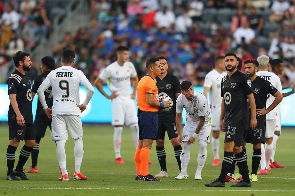 El juego fue suspendido unos minutos para advertir a la afición por el grito en las tribunas.