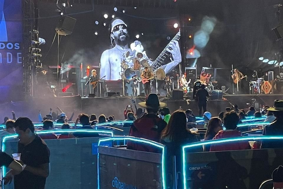 La banda arrancó su concierto con un cover de 'No Podrás', de Cristian Castro.