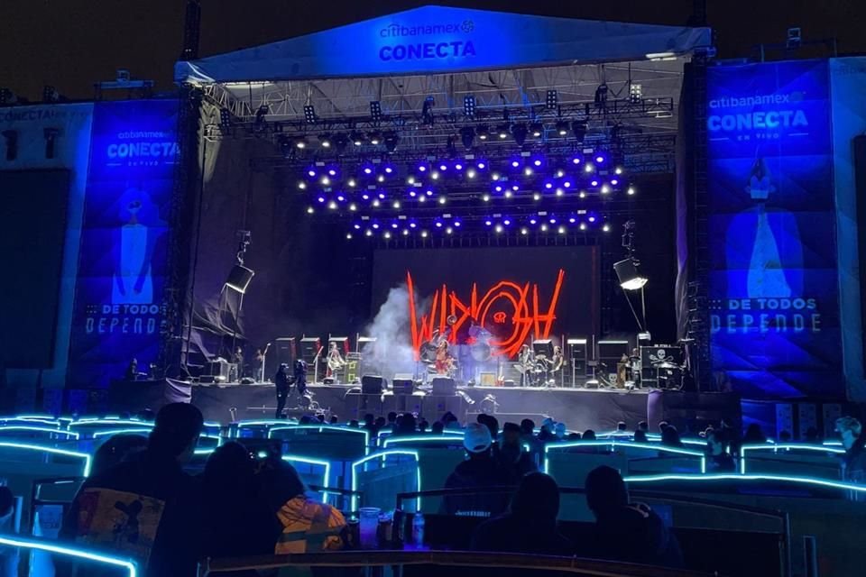 Previo al show de Moderatto, el grupo Wiplash abrió los ánimos del público.