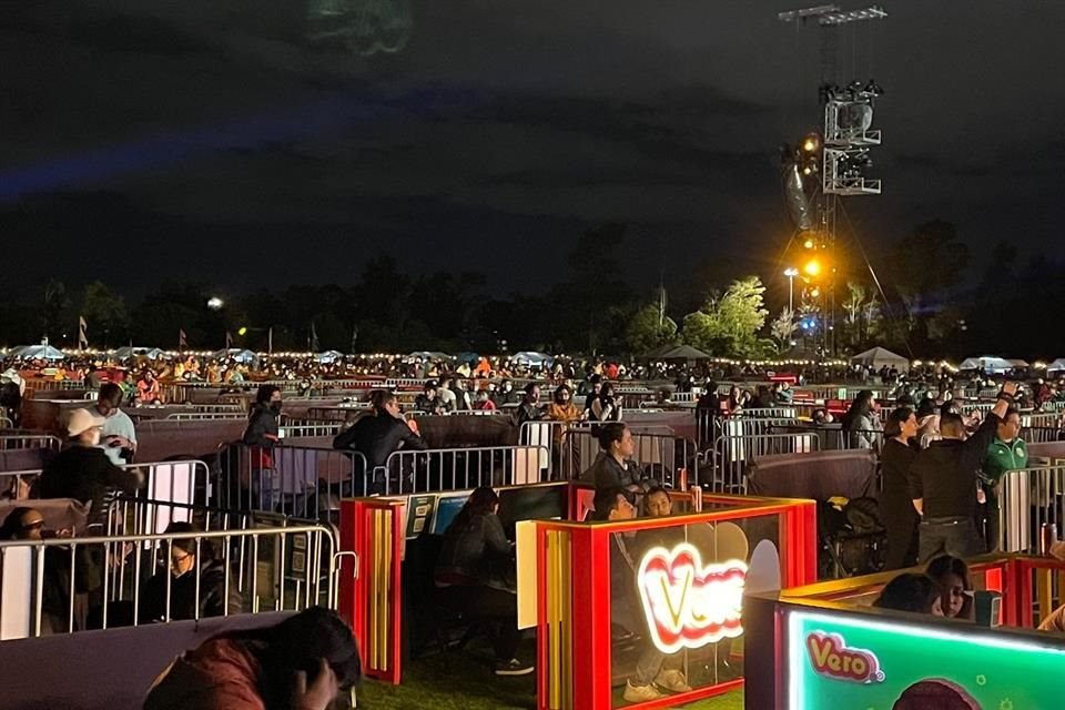 Público de todas las edades fue llenando el espacio conforme avanzó la velada.