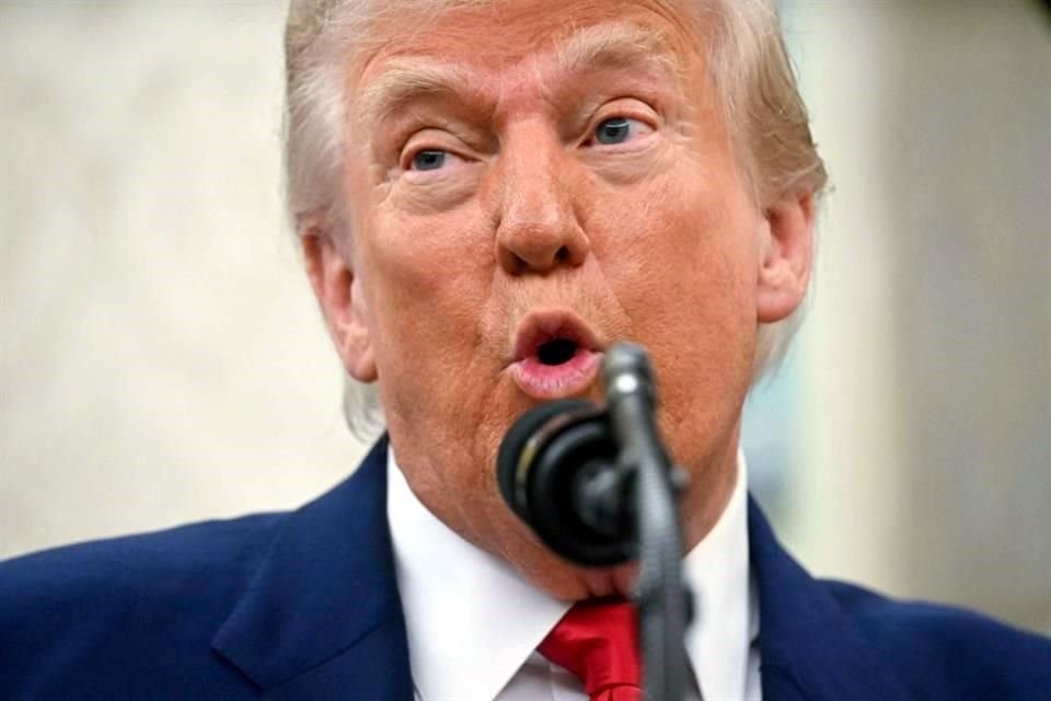 Abogados de Donald Trump afirman que el Presidente sufrió 'angustia mental' por edición que hizo CBS News de entrevista con Kamala Harris.