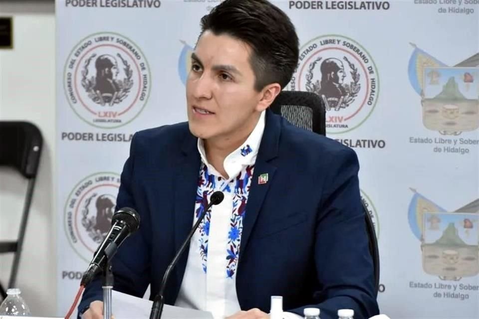 César Román Mora, ancien contrôleur des finances du gouvernement d'Hidalgo, est impliqué dans l'affaire « La Estafa Siniestra », dans laquelle des fonctionnaires auraient détourné près de 520 millions de pesos.